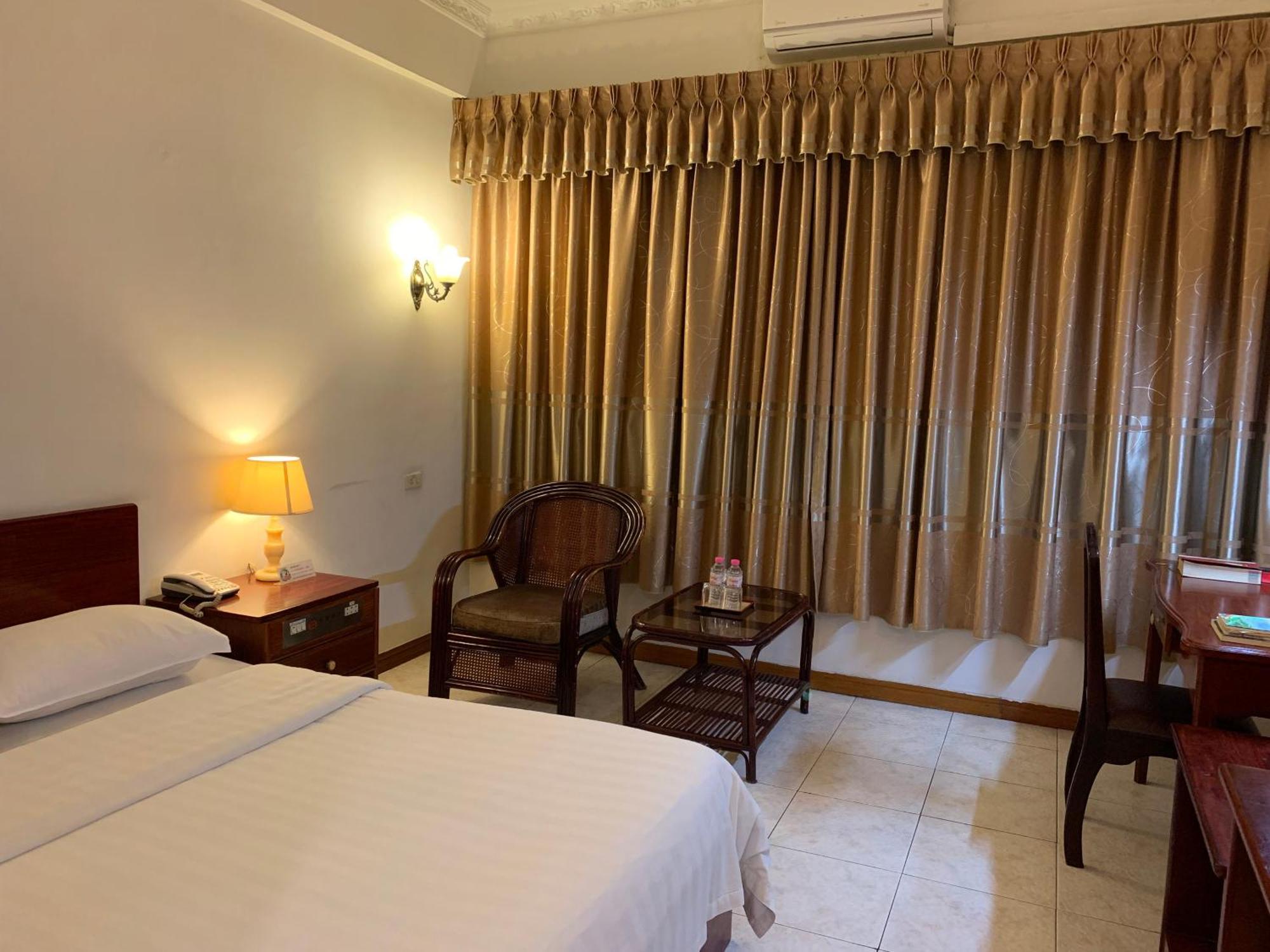 Chung Hsin Hotel 中信酒店 Phnom Penh Exterior photo